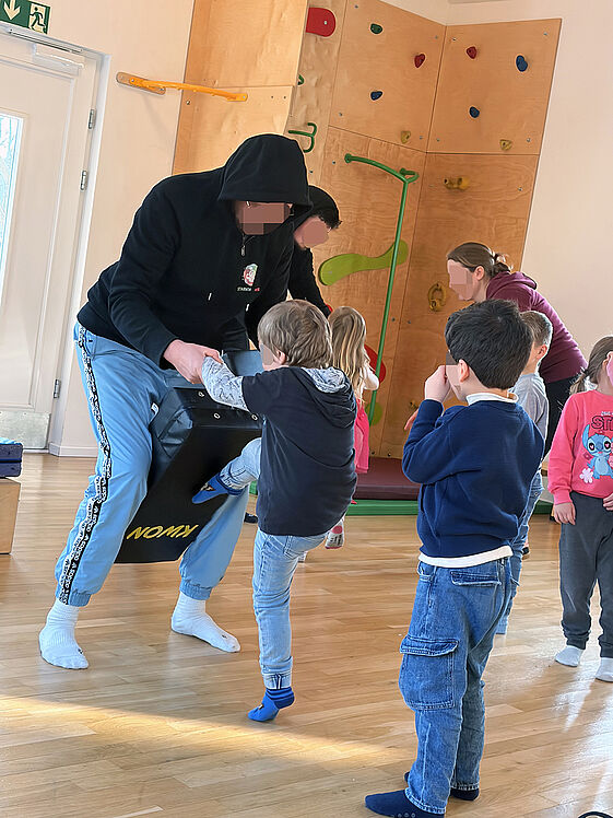 Ein Kind übt, sich körperlich zu wehren.