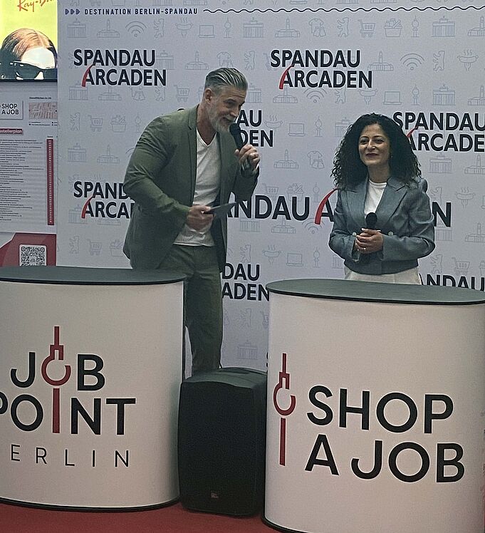 Moderator Sven Oswald mit Sozialsenatorin Cansel Kiziltepe bei der Eröffnung der Jobmesse "Shop a Job"
