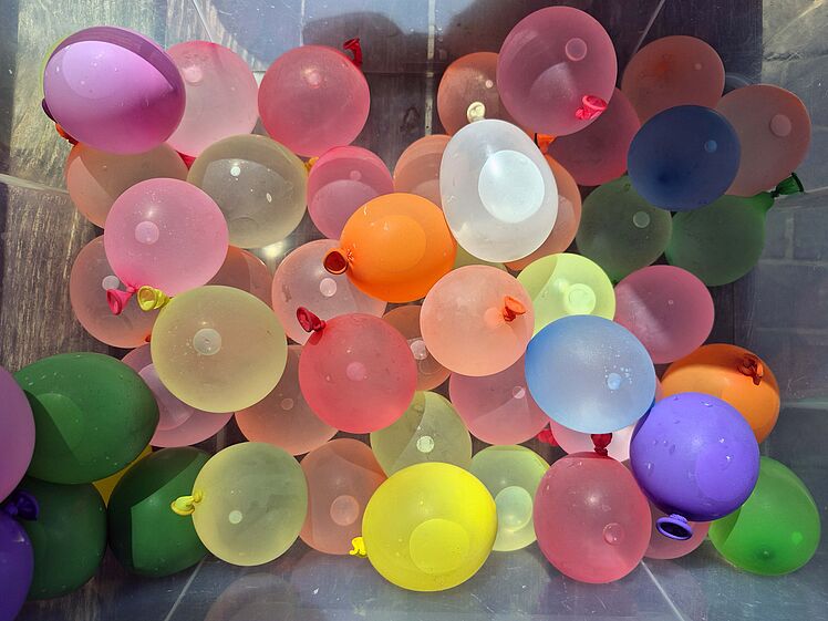 Nahaufnahme gefüllte Wasserballons