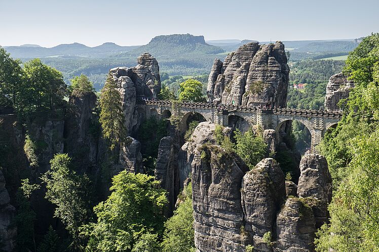 Blick auf die Basteibrücke im Elbsandsteingebirge
