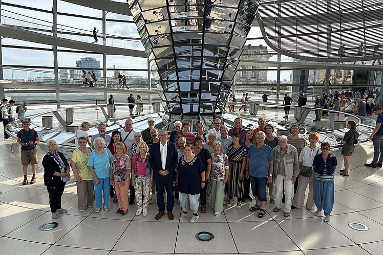 Gruppenfoto beim Besuch der Kuppel des Reichstagsgebäudes