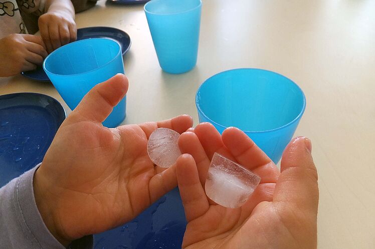 Eiswürfel in Kinderhänden