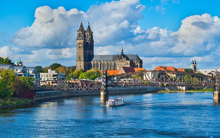Stadtbild Magdeburg, im Vordergrund Fluss