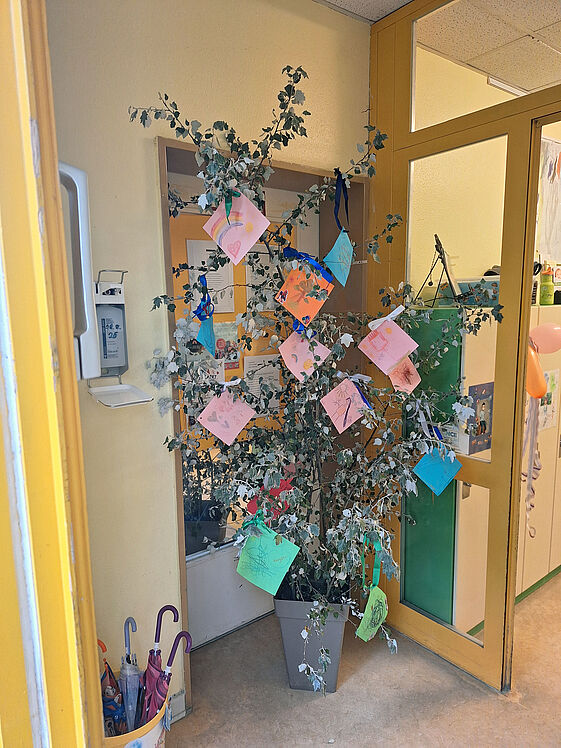 Wunschbaum im Eingangsbereich der Kita