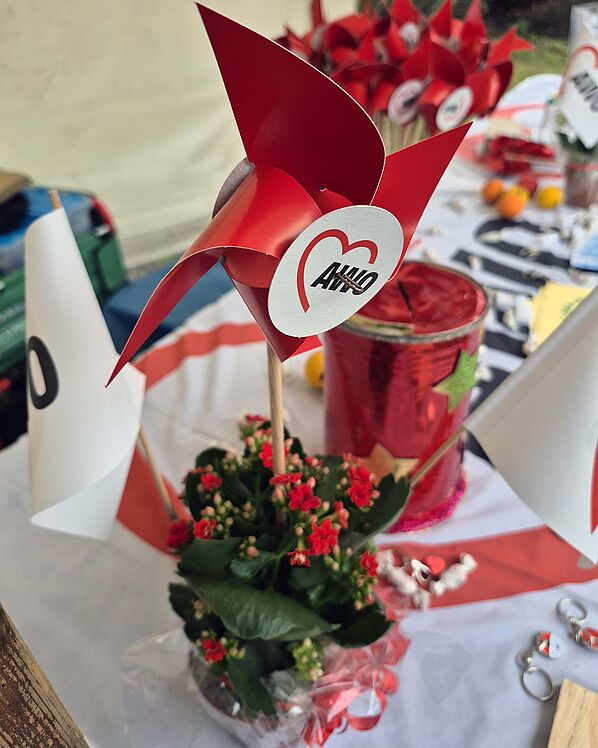 Nahaufnahme AWO-Stand mit AWO-Windrädern