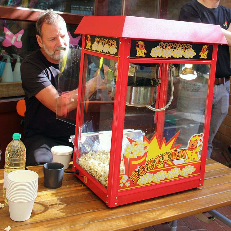 Mann mit Popcornmaschine