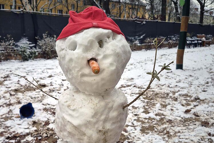 Ausschnitt Schneemann mit roter Mütze und Karotten-Nase