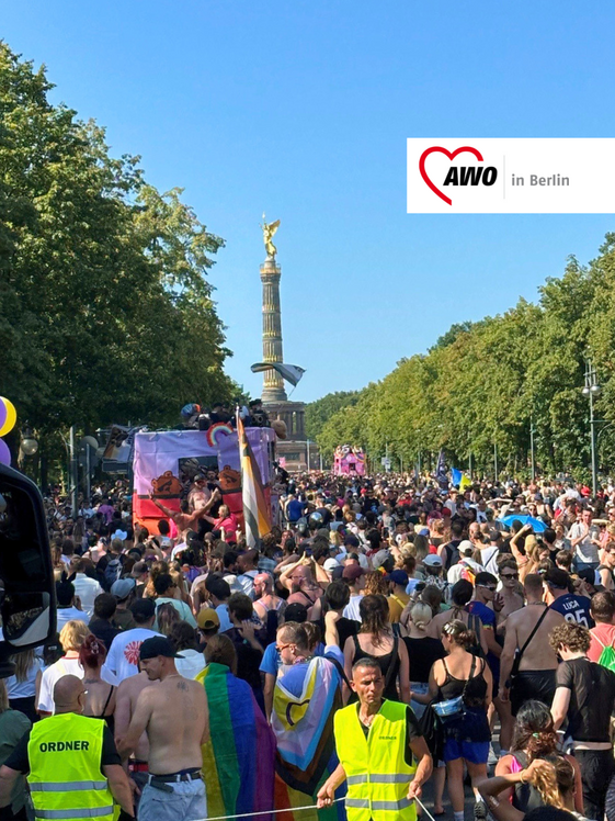 Bild vom CSD, im Hintergrund die Siegessäule, inklusive "AWO in Berlin"-Logo