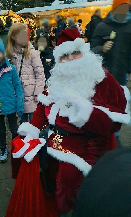 Nikolaus vor Menschenmenge