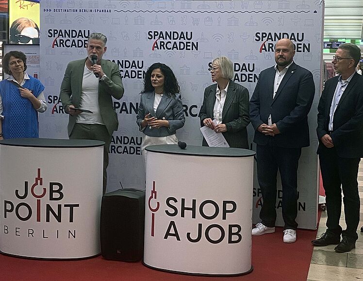 Diskussionsrunde bei der Eröffnung der Jobmesse "Shop a Job", u. a. mit Bezirksbürgermeister Frank Bewig, Sozialsenatorin Cansel Kiziltepe und Winfried Leitcke, Leiter des Spandauer Jobcenters
