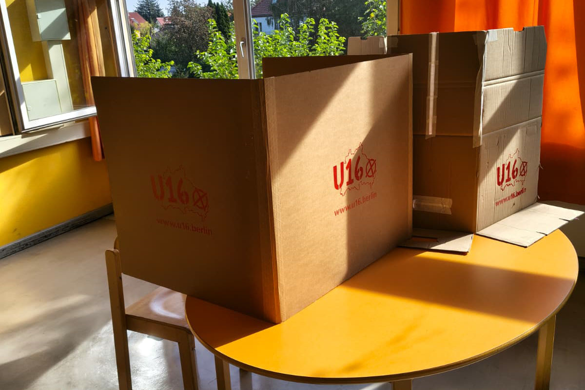 Wahlkabinen aus Karton mit Aufdruck "U 16"